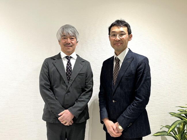 写真向かって左より、エアロネクスト代表取締役CEO 田路圭輔、但馬を結んで育つ会 代表理事 千葉 義幸