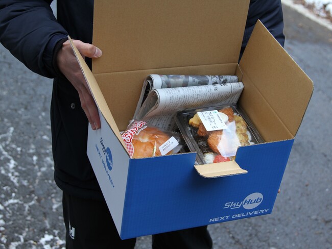 ドローン配送した中津川地区の住民が注文した食品や新聞