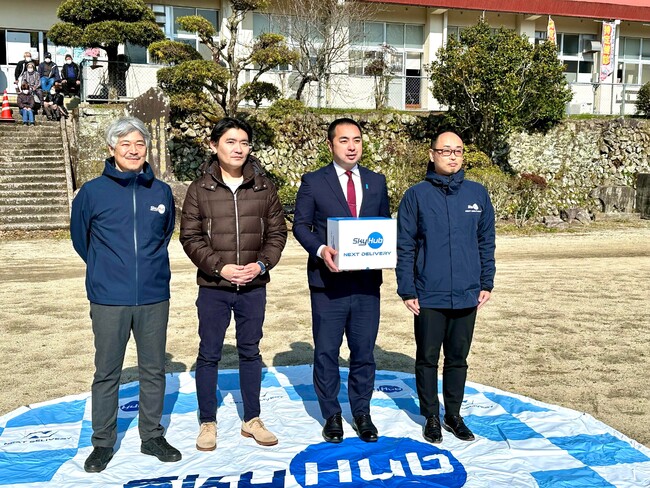 写真左より エアロネクスト代表取締役CEO 田路圭輔、 チェンジ鹿児島 中垣雄、 日置市 市長 永山 由高、 セイノーHD ラストワンマイル推進チーム 課長 須貝栄一郎 写真左より エアロネクスト代表取締役CEO 田路圭輔、 チェンジ鹿児島 中垣雄、 日置市 市長 永山 由高、 セイノーHD ラストワンマイル推進チーム 課長 須貝栄一郎