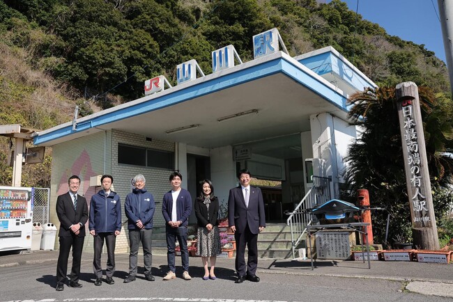 写真右より 指宿市 市長 打越 明司、 JR九州 上席執行役員経営企画部長 赤木由美、 チェンジ鹿児島 中垣雄、 エアロネクスト代表取締役CEO 田路圭輔、 セイノーHD 執行役員 河合秀治、 KDDIスマートドローン代表取締役社長 博野雅文 写真右より 指宿市 市長 打越 明司、 JR九州 上席執行役員経営企画部長 赤木由美、 チェンジ鹿児島 中垣雄、 エアロネクスト代表取締役CEO 田路圭輔、 セイノーHD 執行役員 河合秀治、 KDDIスマートドローン代表取締役社長 博野雅文