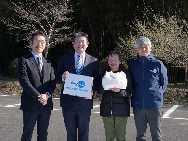 月ヶ瀬地区でドローン配送後に記念撮影。 月ヶ瀬地区でドローン配送後に記念撮影。