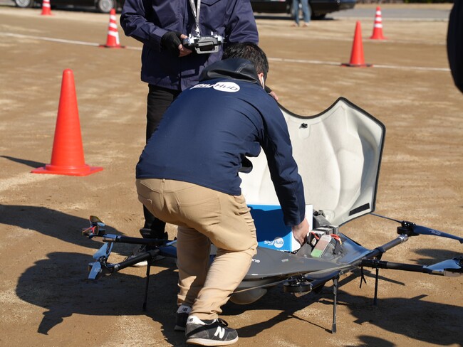 ドローンに荷物をセッティングする様子 ドローンに荷物をセッティングする様子