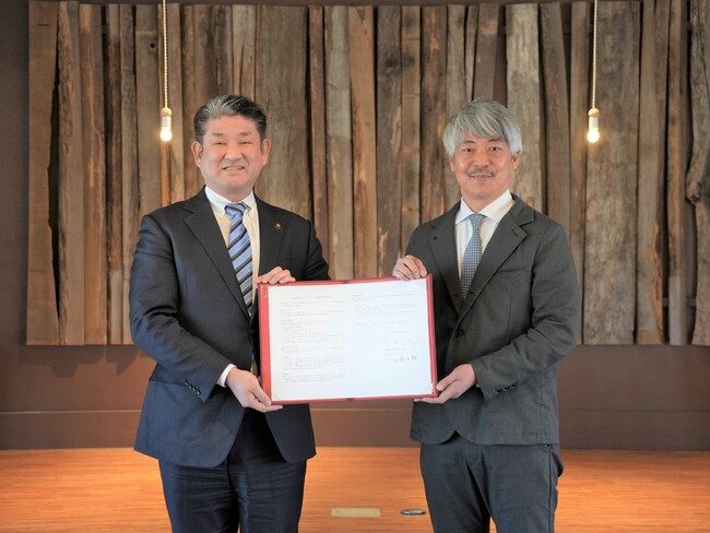 写真向かって左より、包括連携協定書を掲げる 奈良市長 仲川げん、エアロネクスト代表取締役CEO/NEXTDELIVERY代表取締役 田路圭輔 (月ヶ瀬ワーケーションルームONOONO) 写真向かって左より、包括連携協定書を掲げる 奈良市長 仲川げん、エアロネクスト代表取締役CEO/NEXTDELIVERY代表取締役 田路圭輔 (月ヶ瀬ワーケーションルームONOONO)