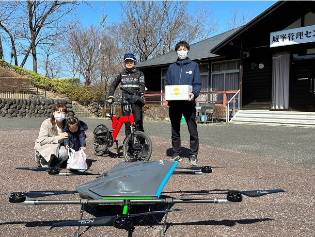救援物資とお弁当を配送したドローンと記念撮影(城峯公園) 救援物資とお弁当を配送したドローンと記念撮影(城峯公園)