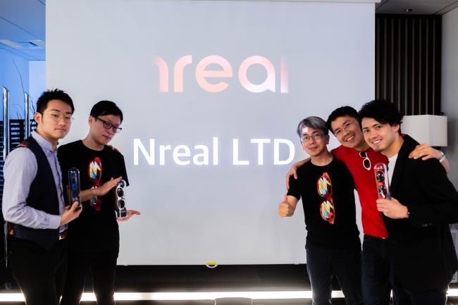 集合写真（左からMESON小林佑樹、Nreal Ltd. Shin Hyungsoo、Joshua Yeo、Tien Yu氏、MESON梶谷健人）