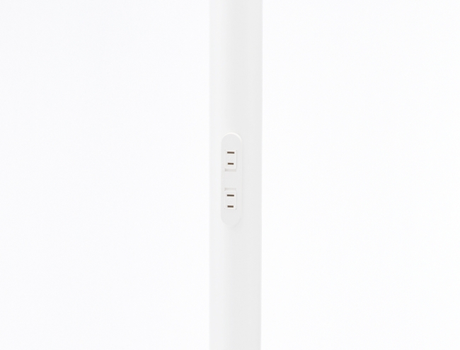 【電源支柱】ほこりシャッター付きの電源が2口ついています。 支柱テーブルと合わせることで、手元で電子機器の充電を行うことが可能です。 【電源支柱】ほこりシャッター付きの電源が2口ついています。 支柱テーブルと合わせることで、手元で電子機器の充電を行うことが可能です。