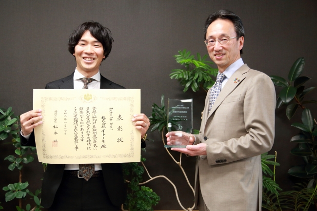 右から、代表取締役社長 平井嘉朗、経営企画課(知的財産推進室兼務) 水谷繁人 ※新型コロナウィルス感染症対策を十分行った上で撮影を行っております。