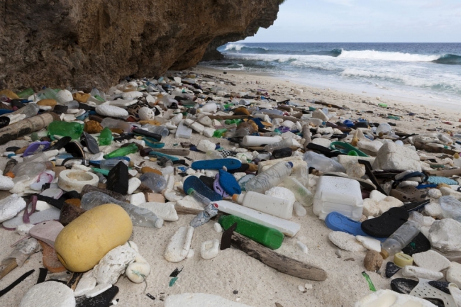 オーストラリア、クリスマス島のプラスチックゴミ（PPR／Breitling／mauritius images／Reinhard Dirscherl）