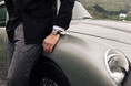 時とスピードが再び交差する：ブライトリングとアストンマーティン、名車 DB5 に捧げるトップタイムを発表