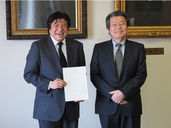川原(左)と九州大学総長 石橋達朗氏(右) 川原(左)と九州大学総長 石橋達朗氏(右)