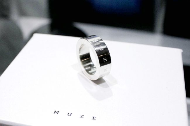 MUZE/ミューズ」から【LOGO RING】【LOGO EARRINGS】が発売。｜株式