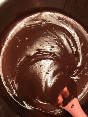 溶けたチョコレートをテンパリング
