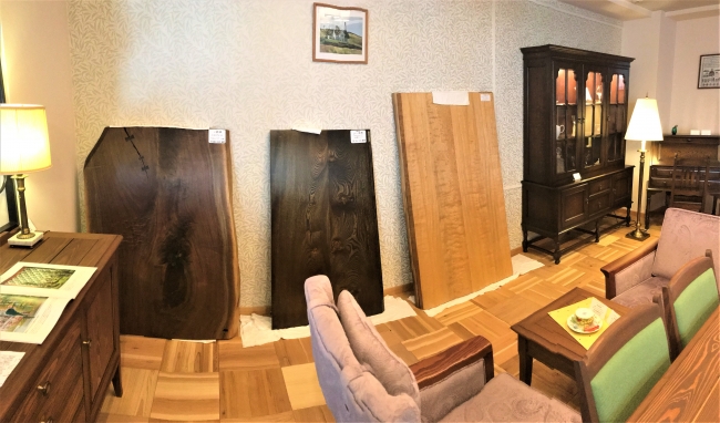 戸山家具製作所自由が丘店に展示中。お手頃なサイズのウォルナット、ニレ、タモ、ナラ板です。