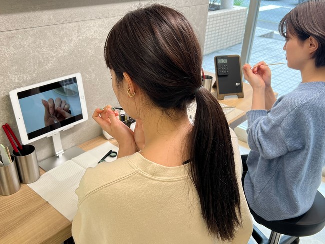 一人または友人とのご利用に最適なカウンター席を用意し、快適にお過ごしいただける空間を提供いたします。 一人または友人とのご利用に最適なカウンター席を用意し、快適にお過ごしいただける空間を提供いたします。
