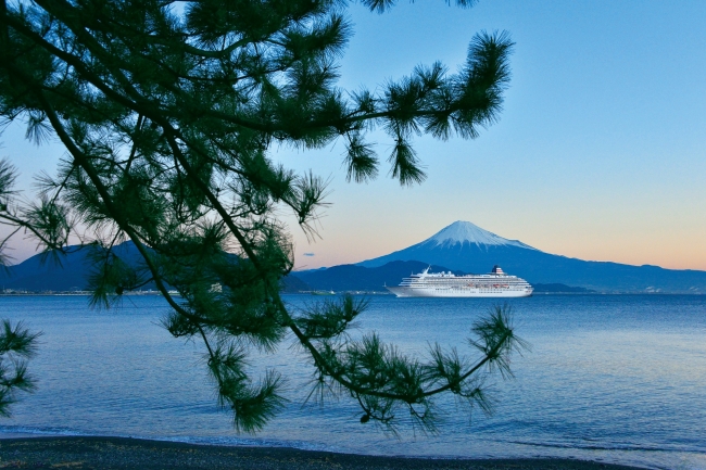 富士山と飛鳥II（撮影：中村武弘）