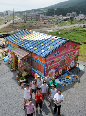 2011年の東北大震災後のボランティア活動。岩手県大船渡市にて