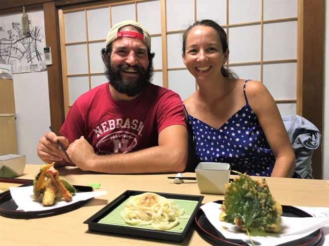 アメリカからの旅行者、ジョーダン。ベジタリアン向けの天ぷらとうどんを楽しむ。