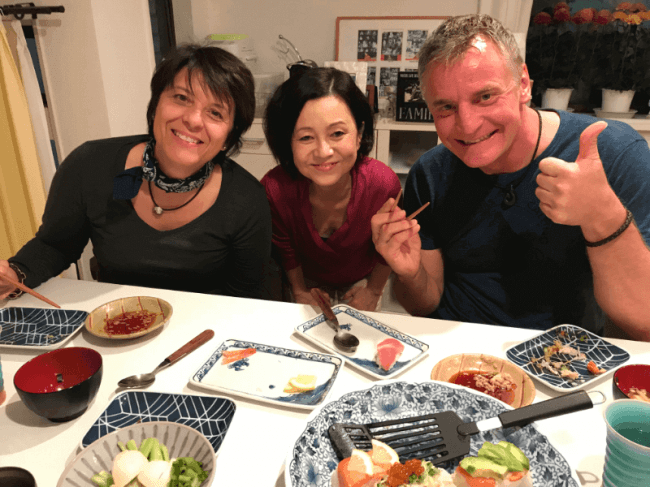 スイスからの外国人旅行者夫婦を都内の自宅に招き、押し寿司作り体験を行う様子