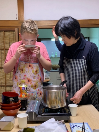 訪日旅行者は一般家庭で日本人ホストから、日本の家庭料理を教わることができる。