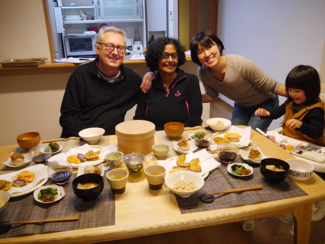 日本の家庭でベジタリアン対応の日本食を日本人ホストと一緒に作って食べるオーストラリアからの旅行者