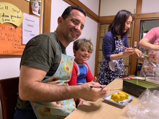 アメリカからの旅行中、浅草の家庭で初めて卵焼きを作るMikeさん親子