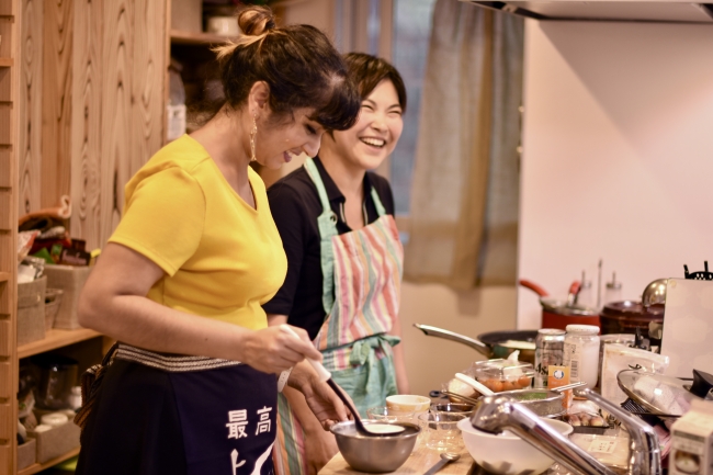 浅草在住のホスト、丸山さん（右）宅でベジタリアン向けの豆腐料理を一緒に作るオーストラリアからの旅行者のアーティーさん(左)