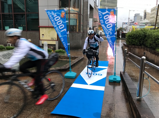 高知会場でのゴール 雨の中、チームKMTが無事到着