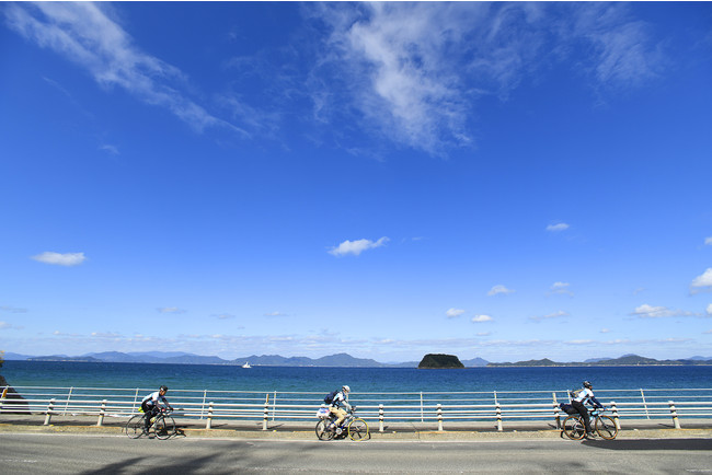 瀬戸内海の潮風を感じながらサイクリング