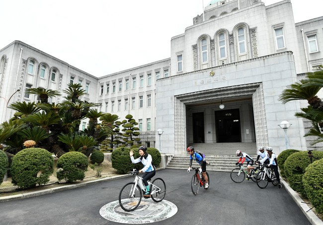 出発地点・愛媛県庁前には3月に完成したばかりの0kmモニュメントも