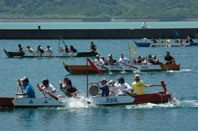 万葉の里ペーロン競漕大会。50以上のチームが参加する、五島の夏恒例の大会。