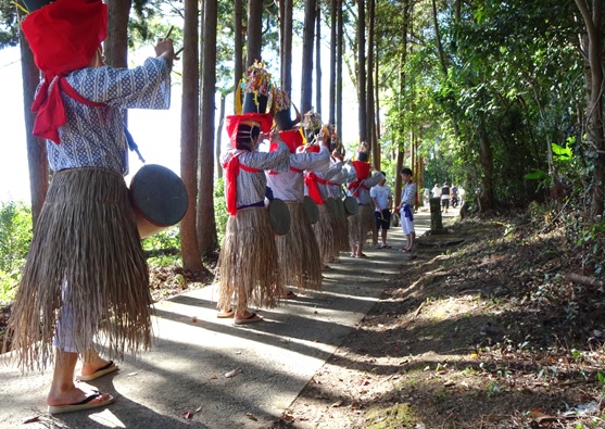 島の伝統行事「チャンココ」。お盆は、島に鉦の音と歌声が響き渡ります