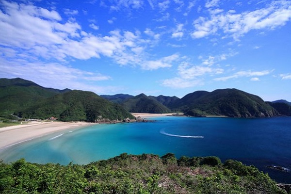 日本一美しい砂浜といわれる「高浜海水浴場」