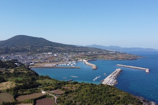 海も山もあって生活環境も整っている、暮らしに“ちょうどいい島”です。
