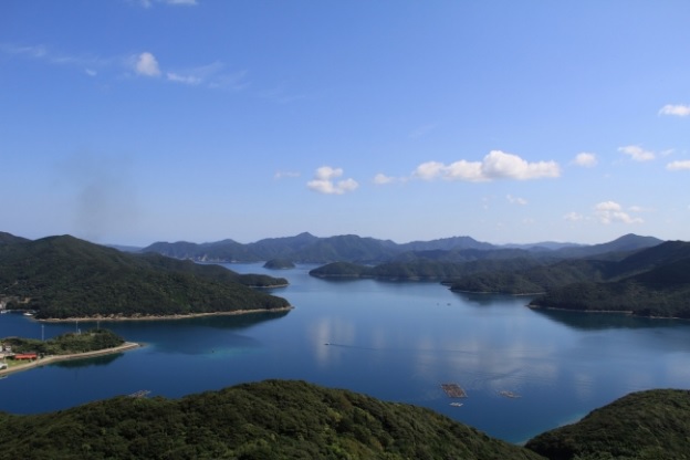 御岳頂上から眺める玉之浦湾