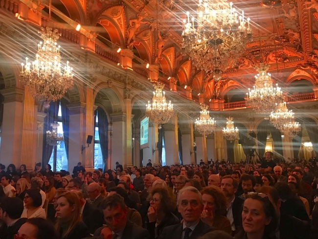 1000人以上のパリ市民がパリ市庁舎に集まった。