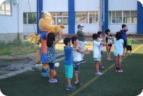 子供たちのラジオ体操参加率を高めたい ｊａｐａｎサッカーカレッジのふかふかの人工芝グラウンドで地元小学生と一緒にラジオ体操 とミニサッカー開催 ｎｓｇグループのプレスリリース