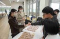 【新潟医療福祉大学】南浜小学校5・6年生が和菓子を学内で販売！児童自ら栽培・収穫した「さつまいも」を使用した商品が20分で完売！