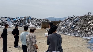 企業内実習にて、燕三条地域研究の様子