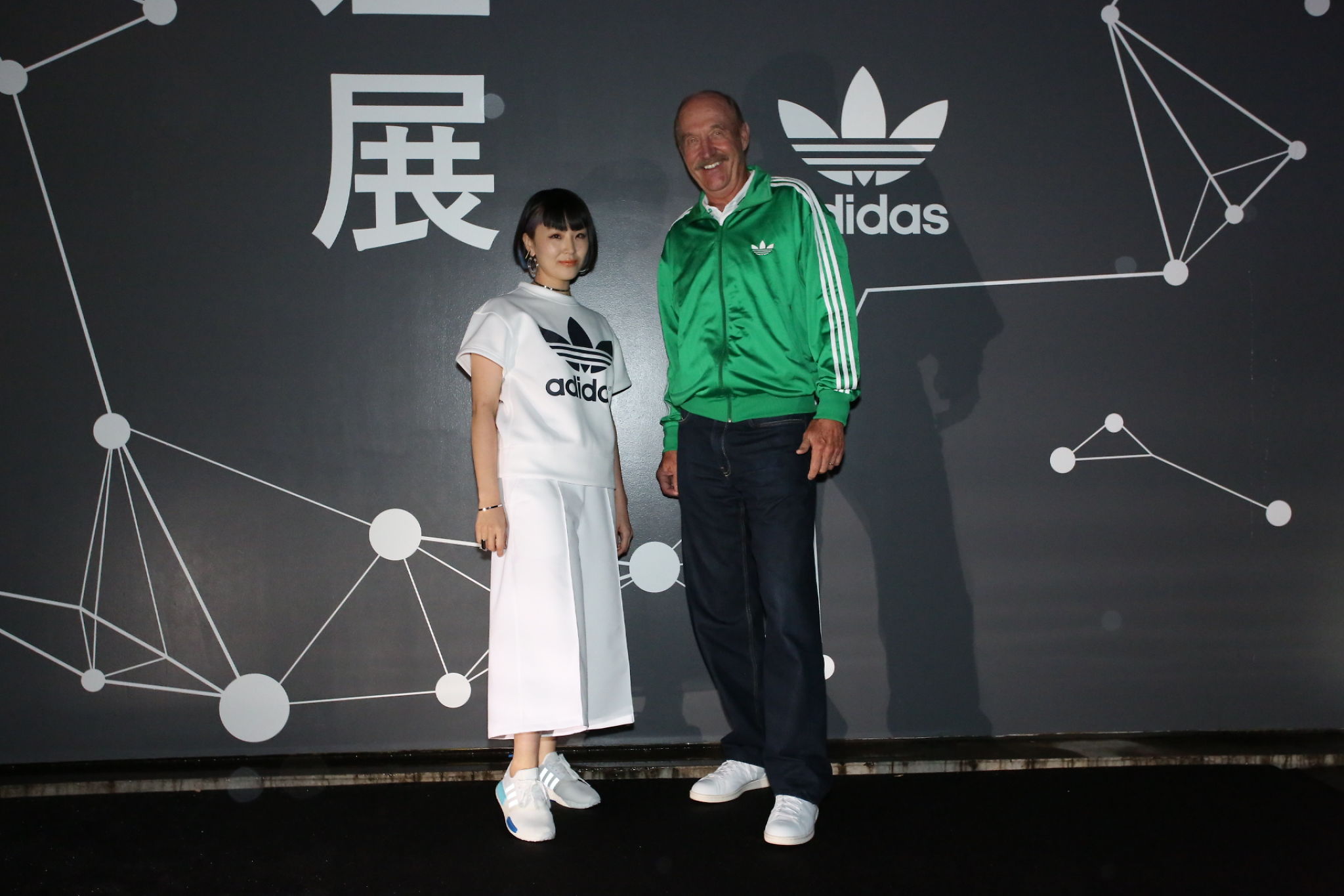 アディダス オリジナルスと文化の つながり を解説する体験型展覧会 交差点 交差展 の開幕を祝してスタン スミス氏がオープニングパーティーに登場 アディダス ジャパン株式会社のプレスリリース