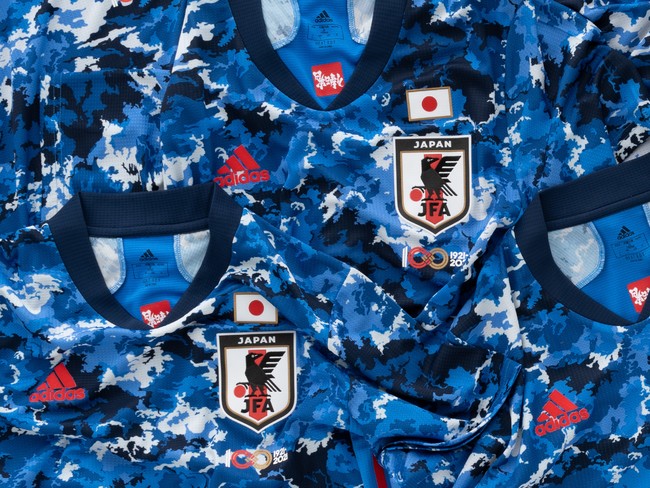 日本サッカー協会創立100周年を祝う記念バッジ付サッカー日本代表