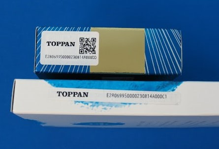 紙器パッケージの側面にICタグを貼り付けたイメージ (C) TOPPAN INC.
