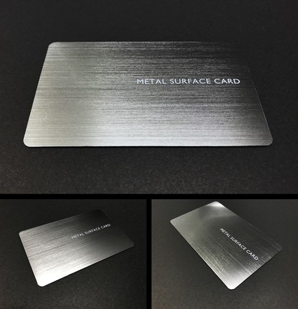 「METAL SURFACE CARD(TM)」のサンプル（上段） 金属光沢をもつため、見る角度によって光り方が変化する（下段） (C) Toppan Printing Co., Ltd.
