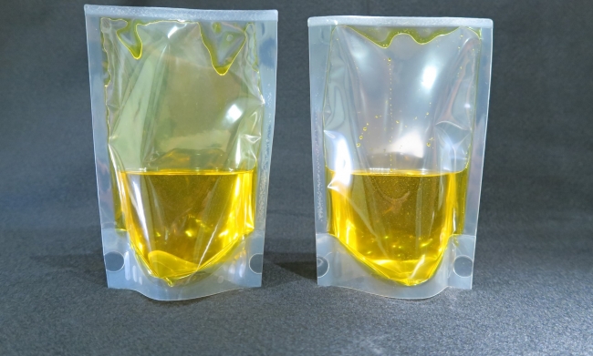 食用油を使用した比較実験では、従来品（左） と比較し、今回開発した撥液機能を有するパウチ（右）は内容物が付着しにくい