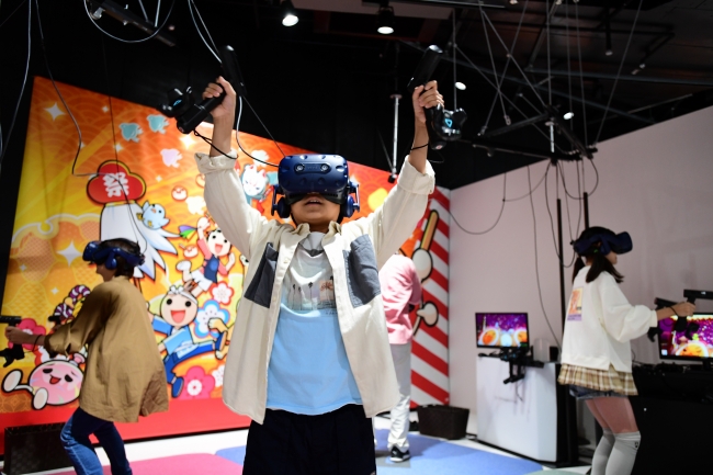 　＜「太鼓の達人 ＶＲだドン！」体験風景イメージ＞