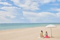 【リゾナーレ小浜島】爽やかな海風を感じる絶景のビーチで、黒糖を味わい尽くす「黒糖ビーチピクニック」販売