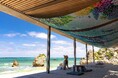 【バンタカフェ】まるで美術館のようなカフェで、海辺の絶景を取り込むインスタレーション・アートを体感