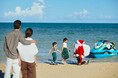 【リゾナーレ小浜島】水上オートバイに乗ってサンタクロースが登場!ビーチで楽しむクリスマスイベント「アイランドクリスマス」開催