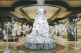 【OMO7旭川】館内で純白の雪化粧に染まったクリスマスツリーやアドベントカレンダーを楽しめるクリスマスイベント「雪降る街のホワイトクリスマス」開催