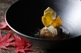 【星のや京都】間引きぶどうの塩で味わう紅葉鯛、渡り蟹と菊の泡酢仕立て。伝統と革新が織りなす、驚きに満ちた京の秋「真味自在・秋」提供開始