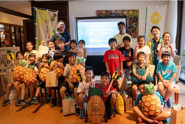 地元の小学生とパイン農家とホテルスタッフ